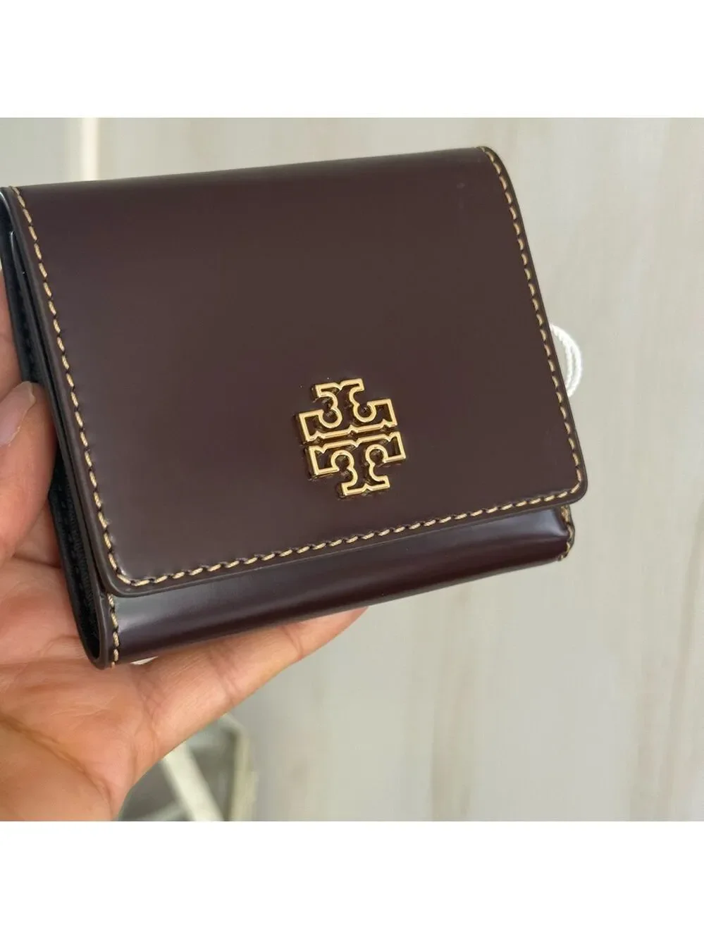 New tory burch BRITTEN SMOOTH COMPACT WALLET TEMPRANILLO